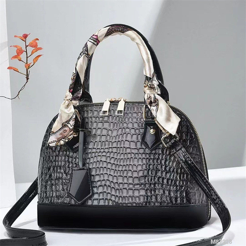 Image of Woman Fashion Bag M87228